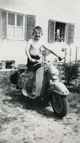 Bub auf Motorroller | © Leopold Wagner