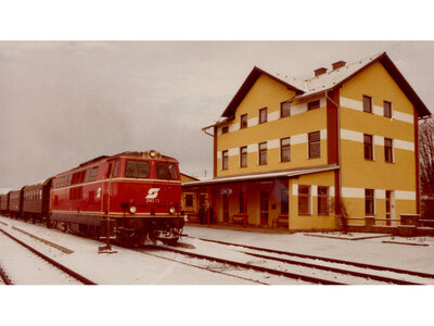 Diesellokomotive 2143 im Bahnhof Perg