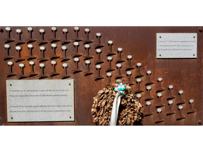 Gedenktafel beim Bahnhof Mauthausen