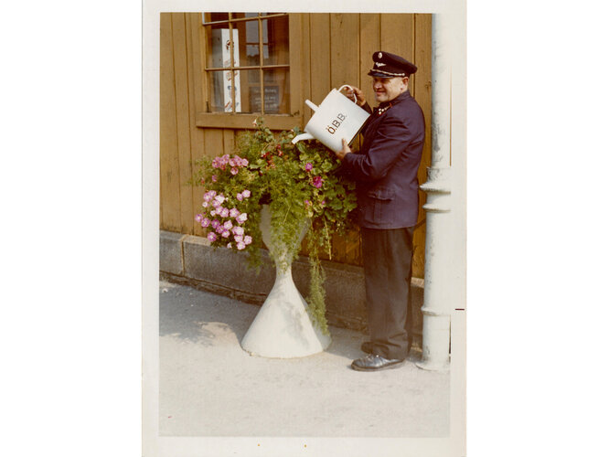 Pflege des Blumenschmucks am Bahnhof