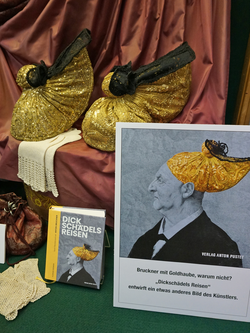 Vitrine Goldhauben - Dickschädels Reisen