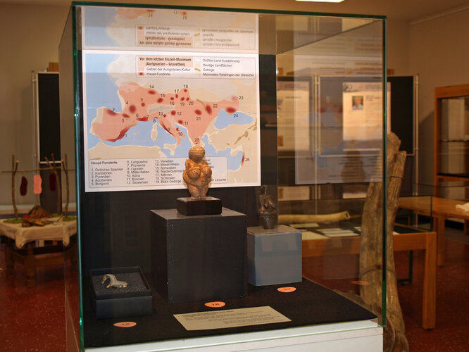 Vitrinenansicht: Figurale Kunstwerke aus dem Jungpaläolithikum