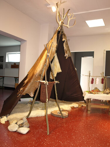 Station für Kinder: Zelt aus Tierfellen