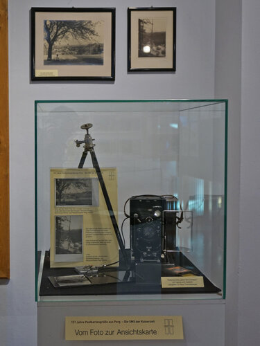 Vitrine mit Plattenkamera "Zeiss Icon Compur"