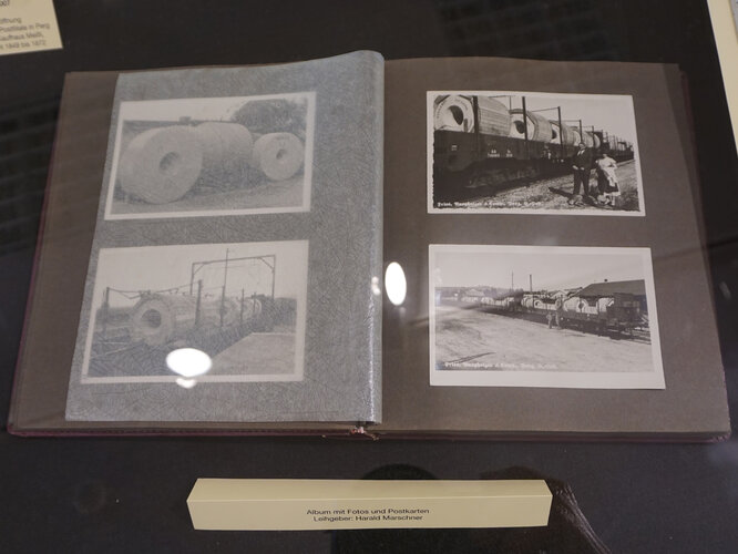 Album mit Fotos und Postkarten