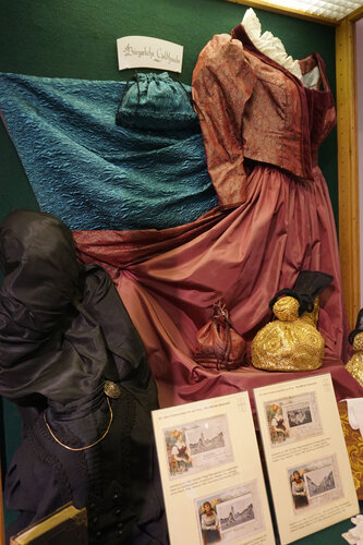 Vitrine der Goldhauben- und Kopftuchgruppe Perg