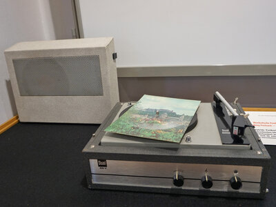 Plattenspieler mit Tonbild-Postkarte