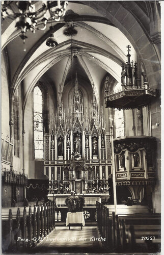 Perger Pfarrkirche mit Hochaltar und Erntekrone