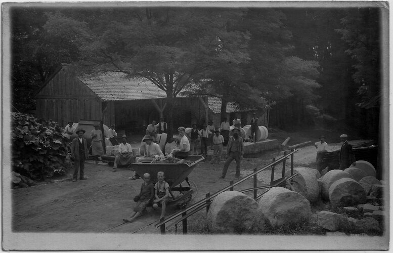 Mühlsteinbrecher mit Hütte und Lager
