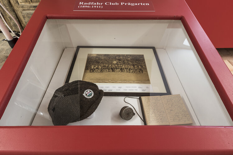 Vitrinenansicht: Radfahr Club Prägarten  | © Museum Pregarten