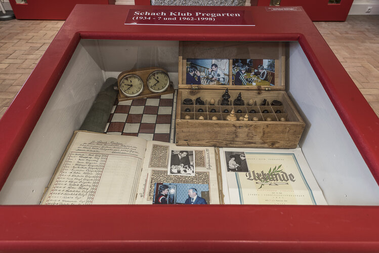 Vitrinenansicht Schachklub | © Museum Pregarten