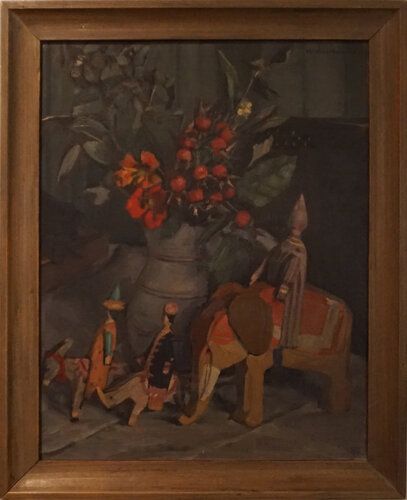 Stillleben – Blumen in Vase mit Spielzeug