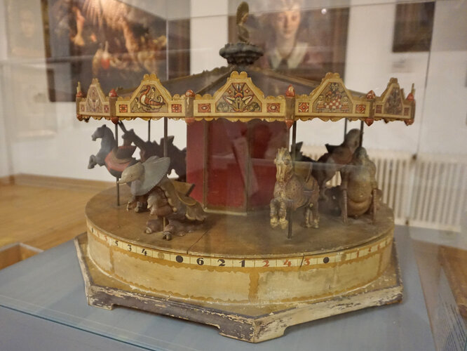 Würfelspiel in Form eines Karussells