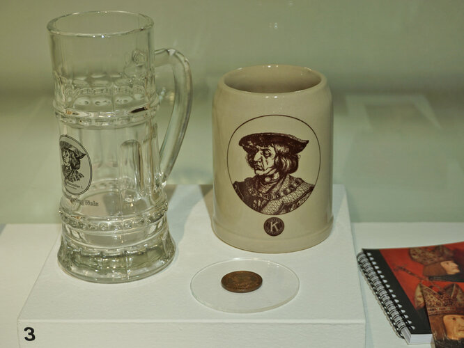 Vitrinenansicht: Bierkrüge & Medaille