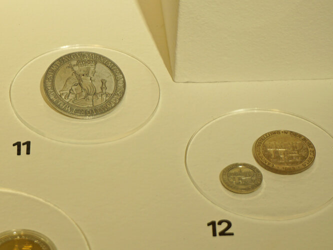 Sicherheitsnadel und Medaillen