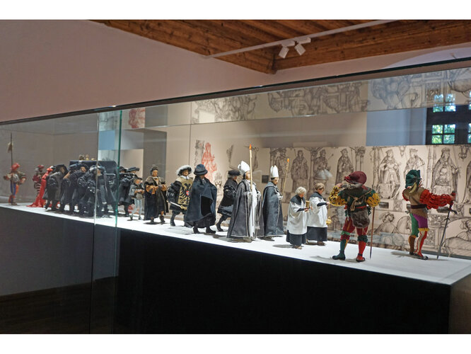 Vitrine mit Trauerzug Kaiser Maximilians I.
