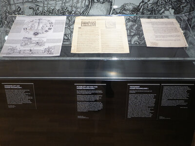Vitrine  mit Dokumenten zum Tod Kaiser Maximilians I.