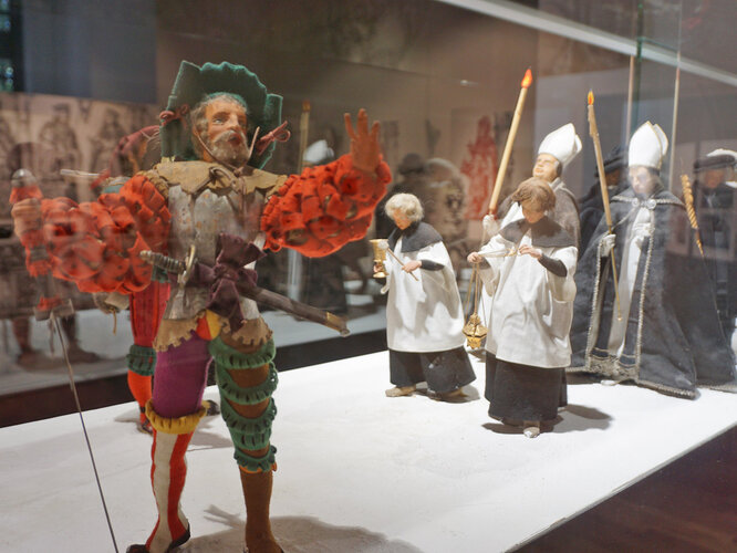 Vitrine mit Trauerzug Kaiser Maximilians I.