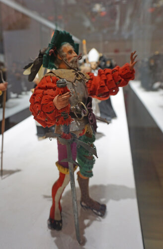 Vitrine mit Trauerzug Kaiser Maximilians I.