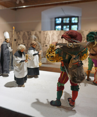 Vitrine mit Trauerzug Kaiser Maximilians I.