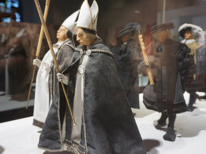 Vitrine mit Trauerzug Kaiser Maximilians I.