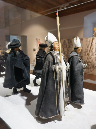 Vitrine mit Trauerzug Kaiser Maximilians I.