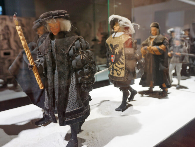 Vitrine mit Trauerzug Kaiser Maximilians I.