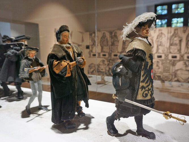 Vitrine mit Trauerzug Kaiser Maximilians I.