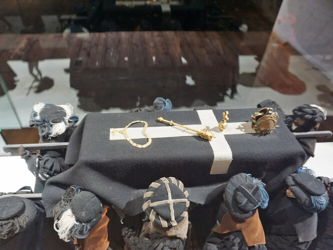 Vitrine mit Trauerzug Kaiser Maximilians I.