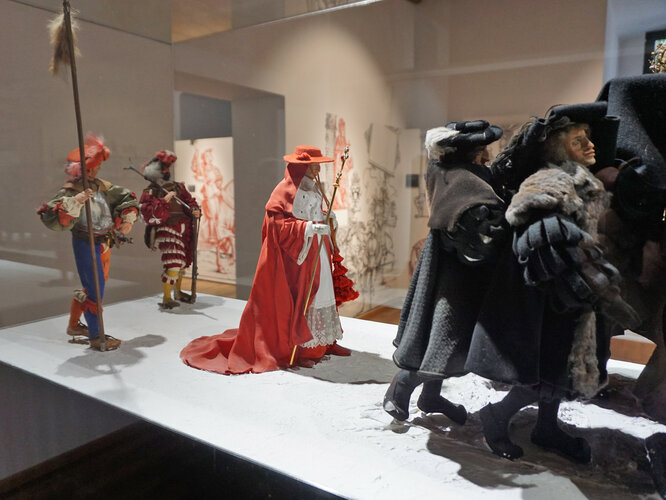 Vitrine mit Trauerzug Kaiser Maximilians I.