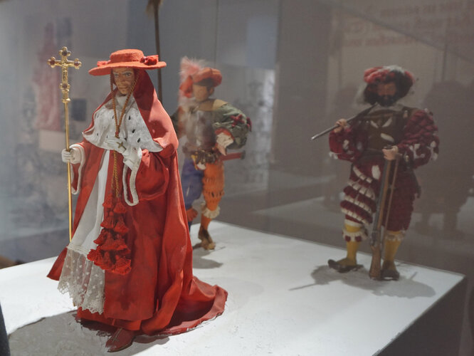 Vitrine mit Trauerzug Kaiser Maximilians I.