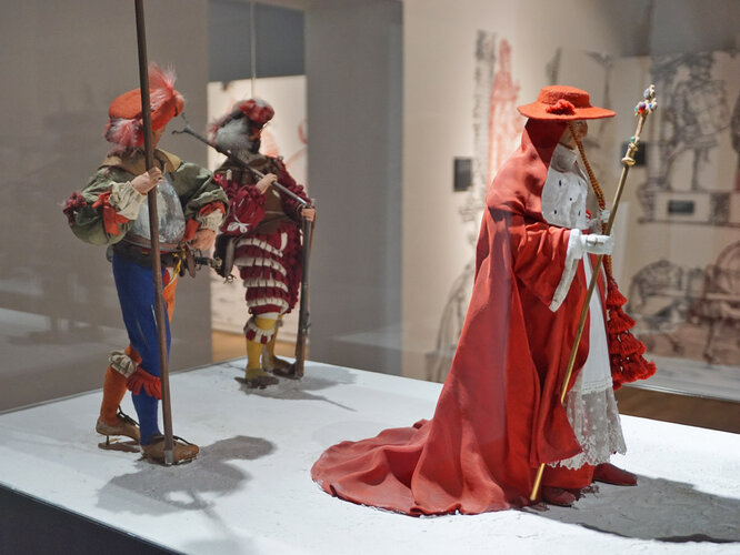 Vitrine mit Trauerzug Kaiser Maximilians I.