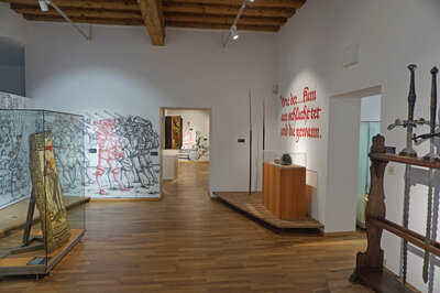 Blick in die Ausstellung: Kriegswesen