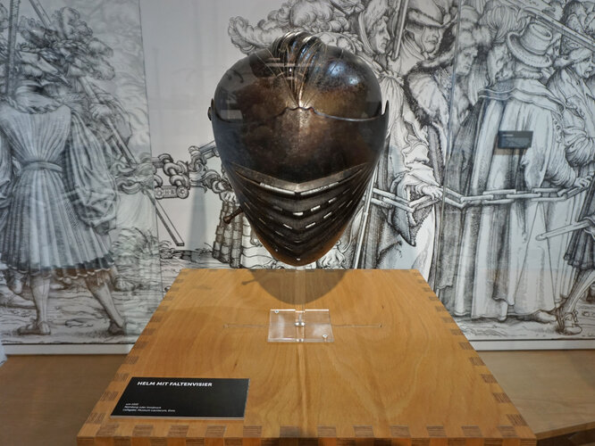 Helm mit Faltenvisier