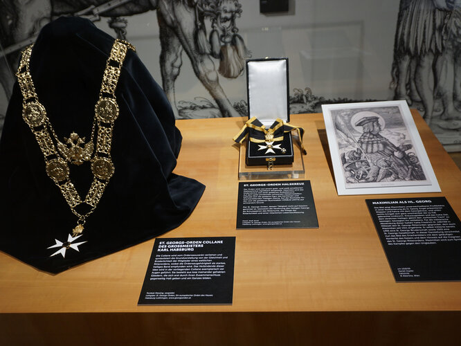 Vitrinenansicht: Kaiser Maximilian I. und seine Frömmigkeit