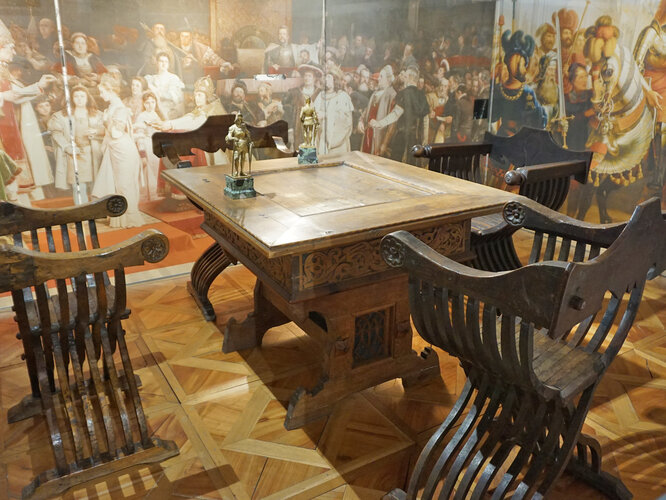 Tisch und Scherenstühle