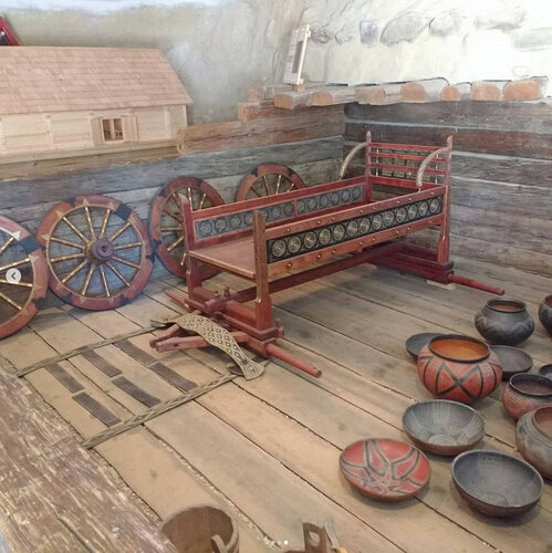 Keltendorf Mitterkirchen - Rekonstruktion Grablege mit Prunkwagen | (c) Verbund OÖ Museen | © Foto: Verbund OÖ Museen