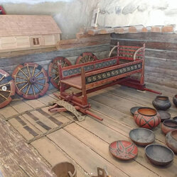 Keltendorf Mitterkirchen - Rekonstruktion Grablege mit Prunkwagen | (c) Verbund OÖ Museen | © Foto: Verbund OÖ Museen