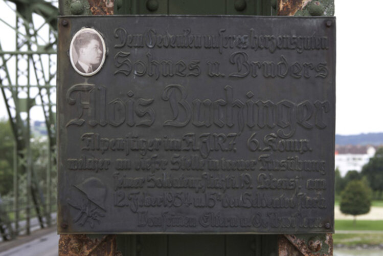 Fotografie der Erinnerungstafel an Alois Buchinger | © Foto: © OÖ. Landesmuseen, Ernst Grilnberger