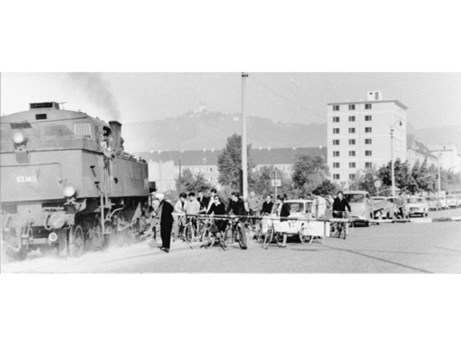 Verkehrschaos an der Eisenbahnbrücke | © © Gustav Schwarz, Archiv der OÖ. Nachrichten
