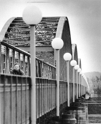 Neue Kugelleuchten für die Eisenbahnbrücke | © © Archiv der OÖ. Nachrichten