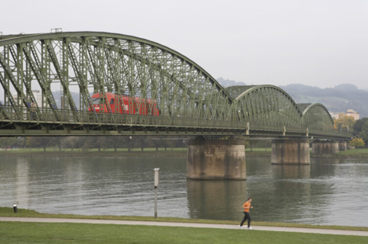 Ein ÖBB-Triebwagen befährt die Eisenbahnbrücke | © © OÖ. Landesmuseen, Ernst Grilnberger