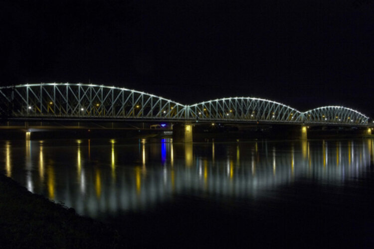 Die Eisenbahnbrücke bei Nacht | © © OÖ. Landesmuseen, Ernst Grilnberger