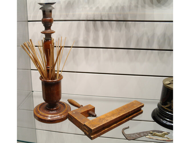 Fidibusbecher und -hobel