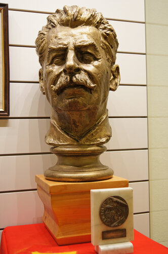 Gipsbüste und Plakette von Josef Stalin