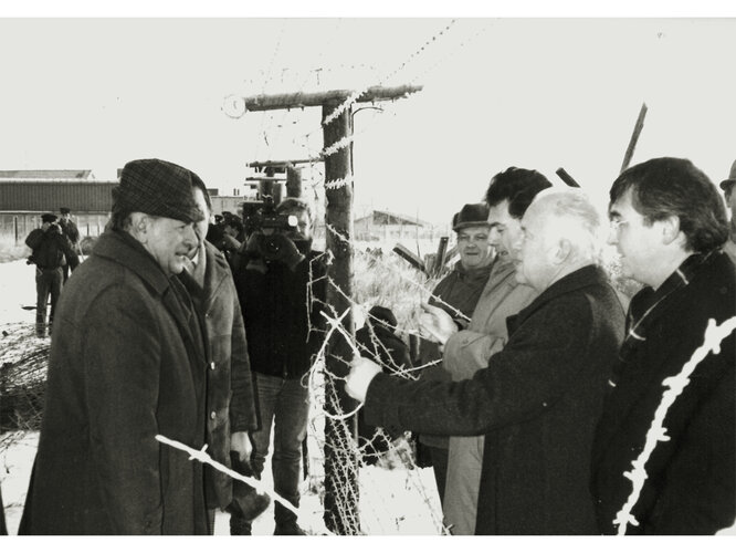 Der Grenzzaun wird durchgetrennt