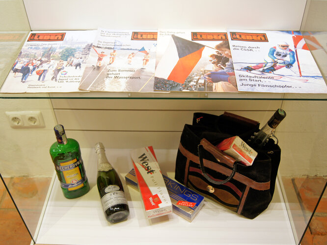  Propagandazeitungen und Schmuggelware