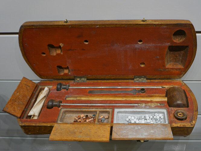 Kassette mit Ladewerkzeug