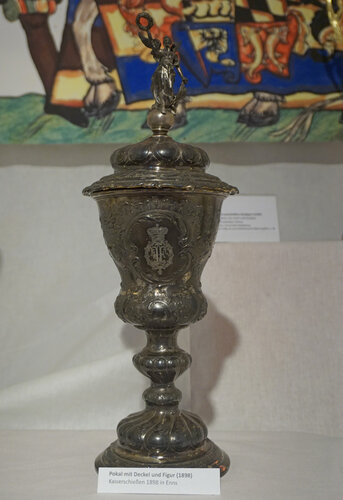 Pokal mit Deckel und Figur (1898)