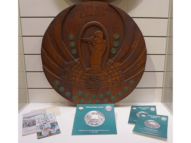 Vitrinenansicht mit Schützenscheibe (1995)